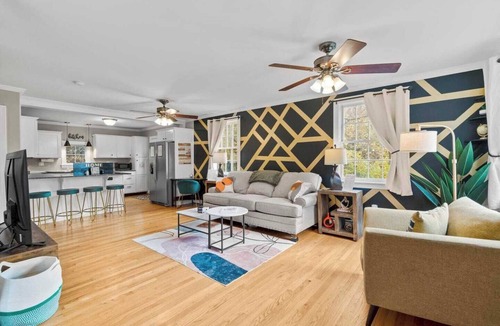 Oakdale House | Spacious-5 Beds! 3 Mi to Mohegan