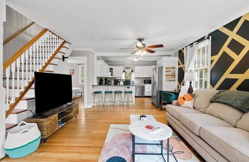 Oakdale House | Spacious-5 Beds! 3 Mi to Mohegan