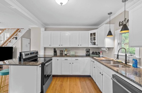 Oakdale House | Spacious-5 Beds! 3 Mi to Mohegan