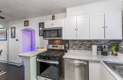 East Memphis House | Spacious 5 Beds 4 Bath Midtown Home - Near Zoo and Liberty Bowl