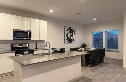 Richmond House | Spacious 5 BR 3 Bath with Ping Pong Table and Air Hockey