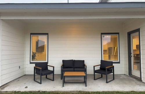Richmond House | Spacious 5 BR 3 Bath with Ping Pong Table and Air Hockey