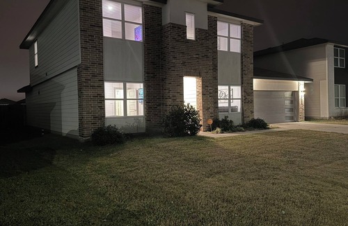 Richmond House | Spacious 5 BR 3 Bath with Ping Pong Table and Air Hockey