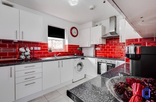 Openshaw House | Spacious 5 BR Home Nr Etihad Stadium - Pool Table