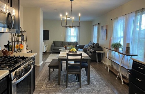 Northeast South Bend House | Spacious 5 BR home, walk to Notre Dame, Eddy St
