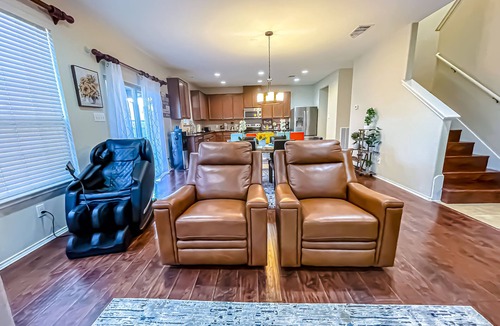 Pflugerville House | Spacious 5-King Bed Mansion | 15 Min to Downtown Austin
