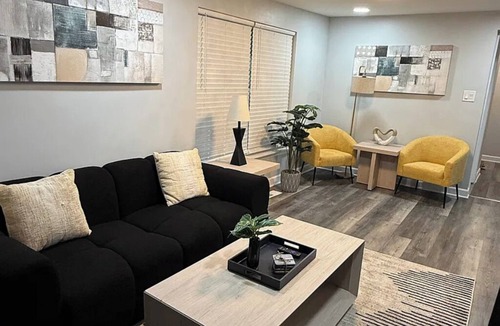 Westmont House | Spacious 5BD 2BA Home Close To Oakbrook