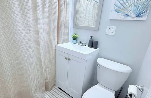 Westmont House | Spacious 5BD 2BA Home Close To Oakbrook