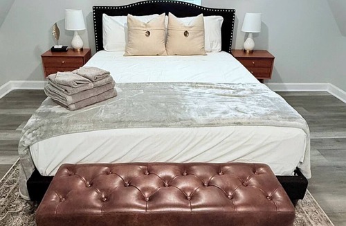 Westmont House | Spacious 5BD 2BA Home Close To Oakbrook