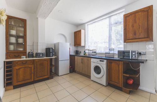 Cranford House | Spacious 5BD Home w/Garden & Parking, Hounslow