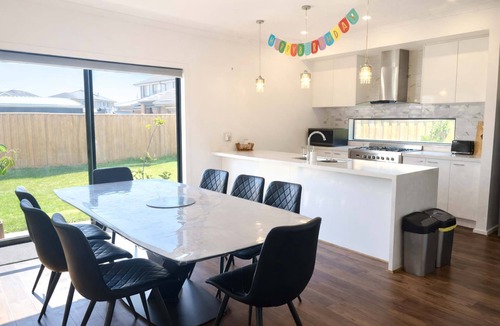 Werribee House | Spacious 5BDR Family Haven in Melbourne