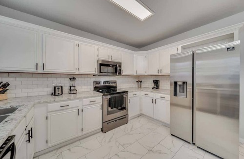 Grand Prairie House | Spacious 5BR/2.5B Home with Pool