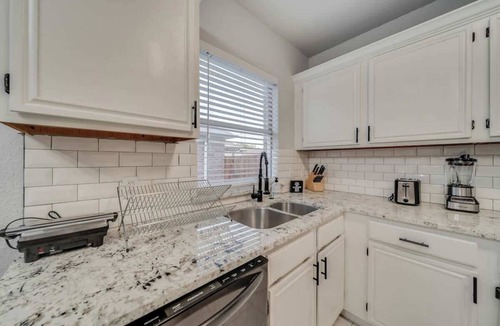 Grand Prairie House | Spacious 5BR/2.5B Home with Pool