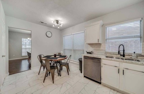 Grand Prairie House | Spacious 5BR/2.5B Home with Pool