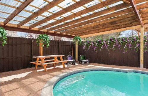 Grand Prairie House | Spacious 5BR 2 B Home with Pool
