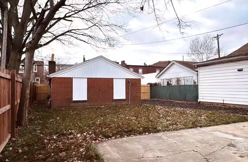 Tower Grove East House | Spacious 5BR & 3.5BA: huge kitchen, fenced yard—serene stay awaits.nn