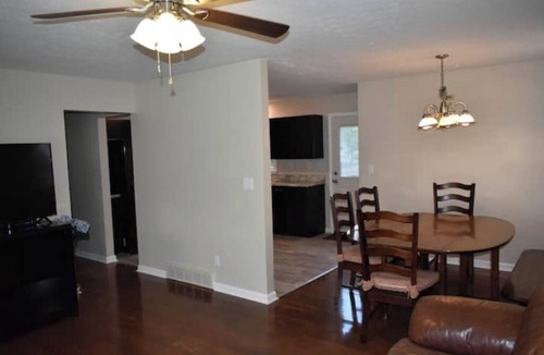 Woodland Hills House | Spacious 5BR/3 Bath, fenced, garage, 7 TV's, Parking, close to xway & shopping