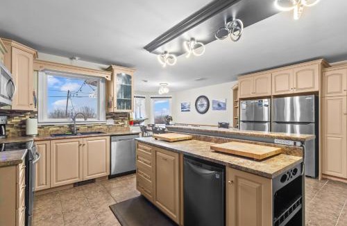 Conception Bay South Apartment | Spacious 5BR 45BA Coastal Home w Patio Fire Pit