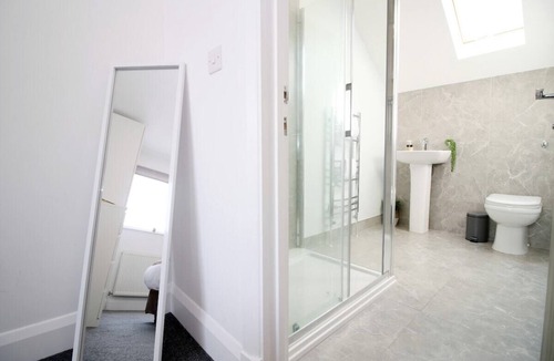 Cathays Apartment | Spacious 5BR Apartments with Private Courtyard