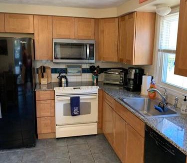 Eastward Look House | Spacious 5BR Beach House Vacation-walk to Scarborough!