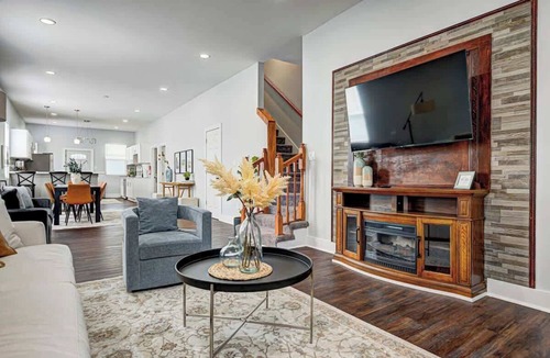 Indianapolis House | Spacious 5BR Bungalow with En-Suites