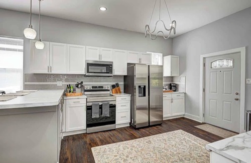 Indianapolis House | Spacious 5BR Bungalow with En-Suites