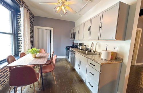 Near South Side Apartment | Spacious 5BR Chicago Suite Near McCormick Place & Soldier Field