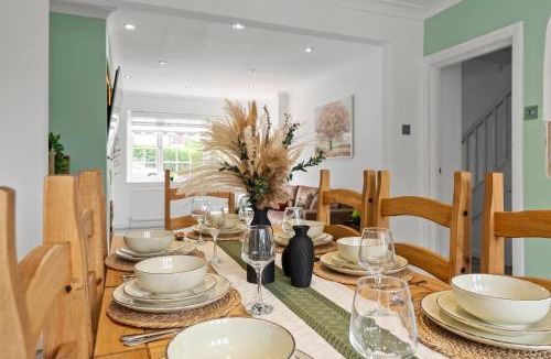 Selsdon and Ballards House | Spacious 5BR Croydon Home Game Room Free Parking