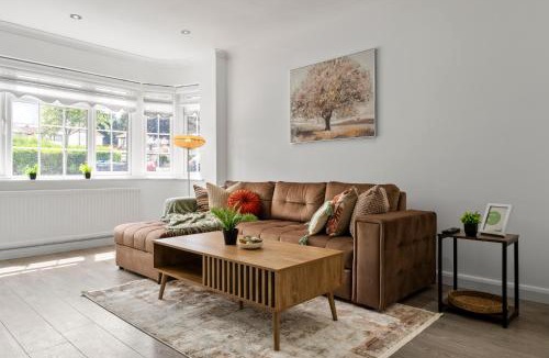 Selsdon and Ballards House | Spacious 5BR Croydon Home Game Room Free Parking