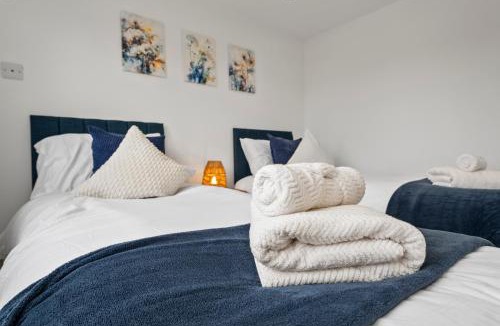 Selsdon and Ballards House | Spacious 5BR Croydon Home Game Room Free Parking