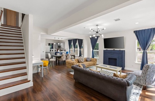 South Central Houston House | Spacious 5BR Duplex with 2 Kitchens and Private Entrances