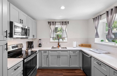 South Central Houston House | Spacious 5BR Duplex with 2 Kitchens and Private Entrances