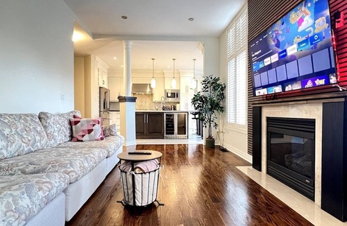 Meadowvale Village House | Spacious 5BR Firepit, Free Parking, Near Airport