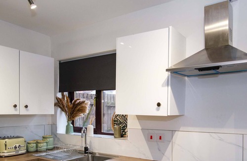 Wolverhampton House | Spacious 5BR Home | Sleeps 10 | Garden & Parking