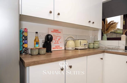 Wolverhampton House | Spacious 5BR Home | Sleeps 10 | Garden & Parking