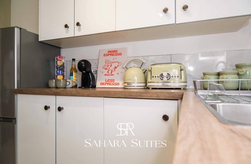 Wolverhampton House | Spacious 5BR Home | Sleeps 10 | Garden & Parking