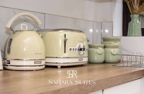 Wolverhampton House | Spacious 5BR Home | Sleeps 10 | Garden & Parking