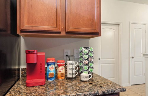 Humble House | Spacious 5BR Home 3.5 Miles to IAH airport Full Kitchen TV & Desk in Every Room