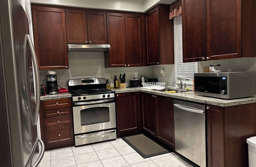 Ajax House | Spacious 5BR Home for Families/Business Travelers