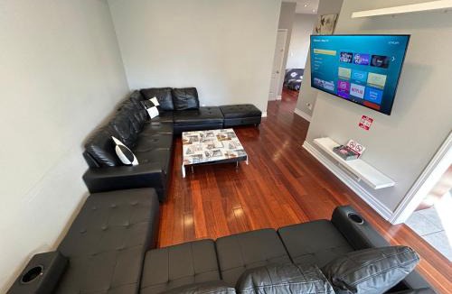 Ajax House | Spacious 5BR Home for Families & Business Travelers