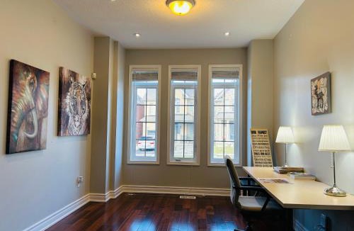 Ajax House | Spacious 5BR Home for Families & Business Travelers