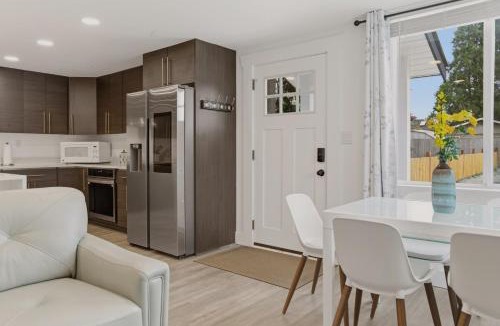 Burien House | Spacious 5BR Home Parking 10 min Airport