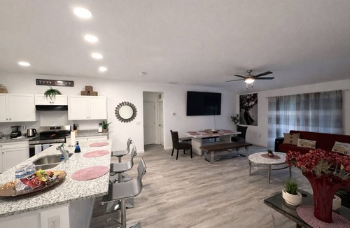 Murray Hill House | Spacious 5BR Home Sleeps 10 Fenced Yard