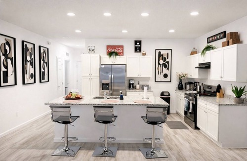 Murray Hill House | Spacious 5BR Home Sleeps 10 Fenced Yard