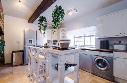 Ruthin House | Spacious 5BR Home w/Game Room