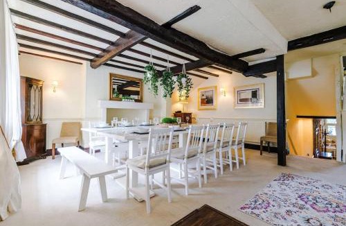 Ruthin House | Spacious 5BR Home w/Game Room