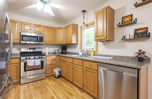 LaSalle House | Spacious 5BR House, Sleeps 10, Tesla Charger, 6 Parking, Pet Friendly