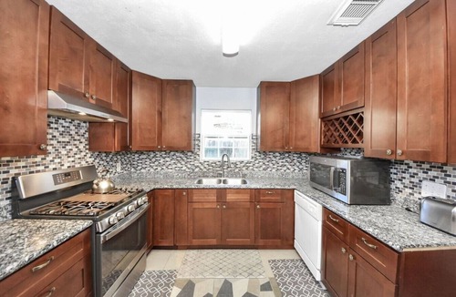 Clodine House | Spacious 5BR Houston Home Pet-Friendly + WiFi