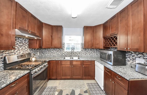Clodine House | Spacious 5BR Houston Home Pet-Friendly + WiFi