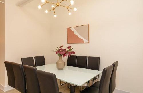 Near South Side Apartment | Spacious 5BR Luxury Suite Perfect for Groups with Gym Access and Optional Parking Near McCormick Place, Grant Park and Soldier Field